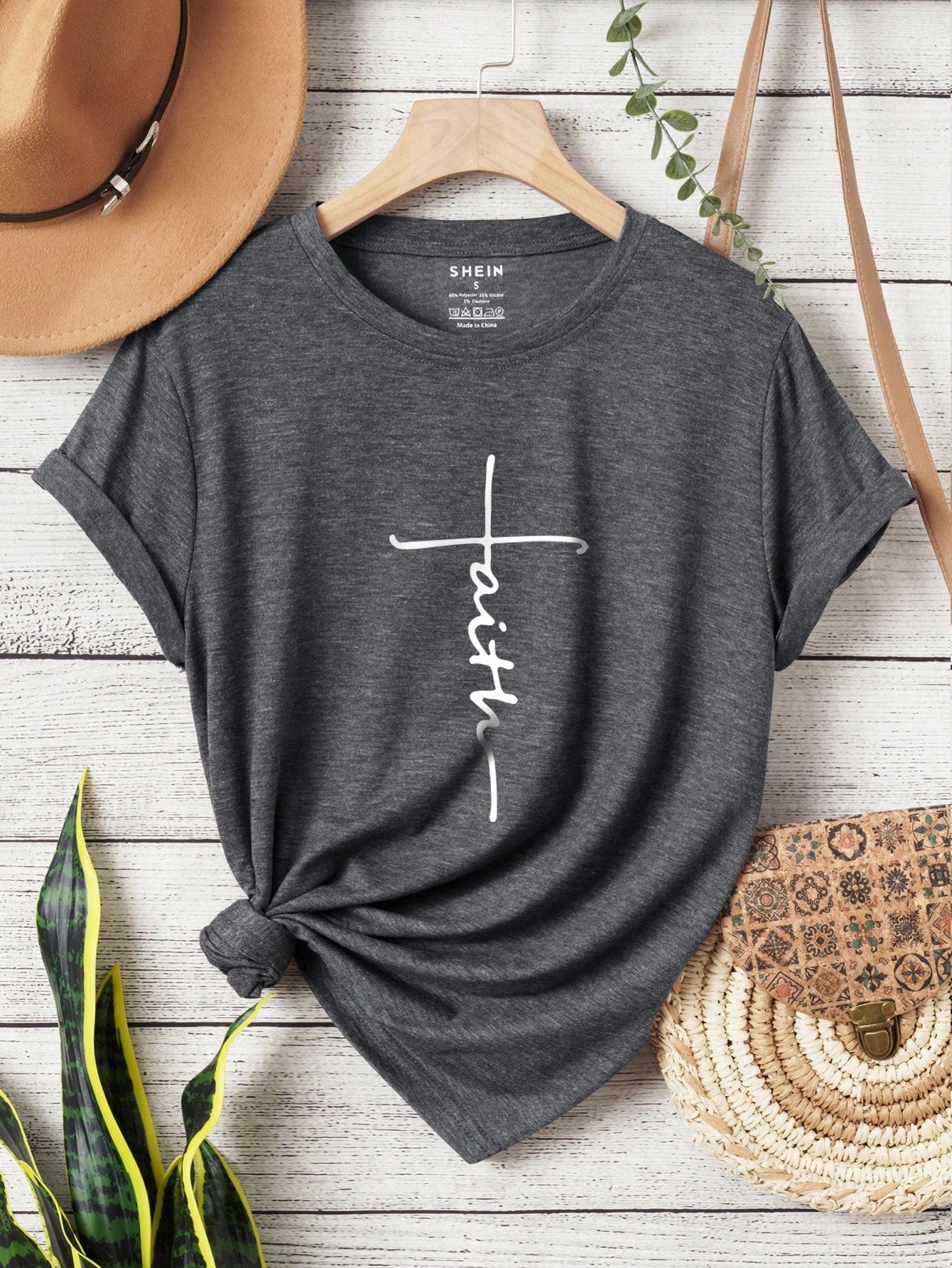 LUNE Letter Graphic Tee